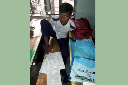 এসএসসি পরীক্ষায় পা দিয়ে উত্তর লিখছেন অদম্য সুমন

