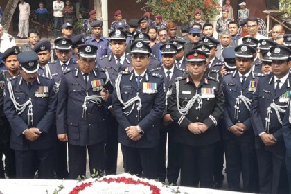 টুঙ্গিপাড়ায় বঙ্গবন্ধুর সমাধিতে নব-নিযুক্ত আইজিপি'র শ্রদ্ধা 
