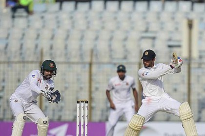 ক্যাচ মিসের খেসারত দিচ্ছে বাংলাদেশ