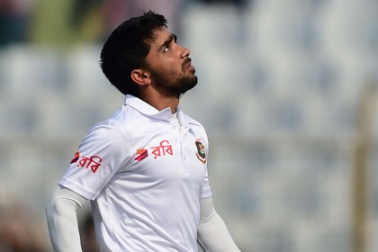 ১ রান যোগ করেই ফিরলেন মুমিনুল