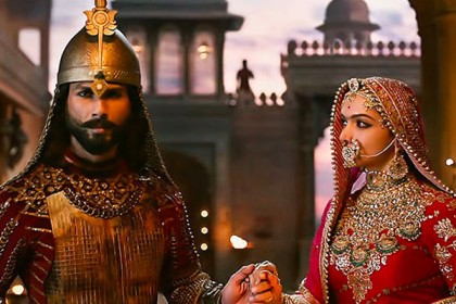 ‘‌পদ্মাবত’‌ দেখতে গোটা সিনেমা হল 'বুক' এক পরিবারের (ভিডিও)