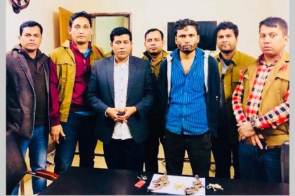 আশুলিয়ায় বিদেশি অস্ত্র ও গুলিসহ অস্ত্র ব্যবসায়ী গ্রেফতার 
