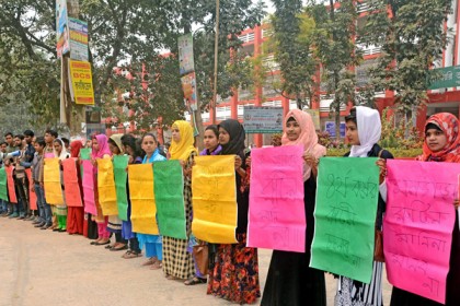 বগুড়ায় সম্মান ৪র্থ বর্ষের রুটিন পরিবর্তনের দাবিতে মানববন্ধন