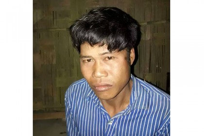 লামায় চাঁদা আদায়কালে অস্ত্রসহ সন্ত্রাসী আটক