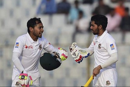 শেষ বেলায় তিন উইকেট হারিয়ে চাপে বাংলাদেশ