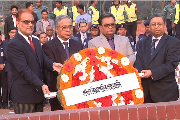 জাতীয় স্মৃতিসৌধে প্রধান বিচারপতির শ্রদ্ধা