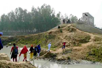 ফুলবাড়ীতে সংযোগ সড়ক না থাকায় দুর্ভোগে এলাকাবাসী

