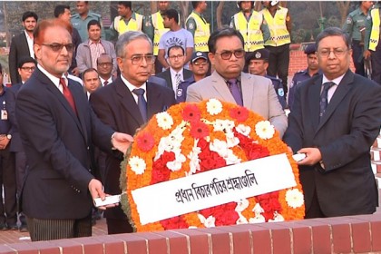 জাতীয় স্মৃতিসৌধে প্রধান বিচারপতির শ্রদ্ধা