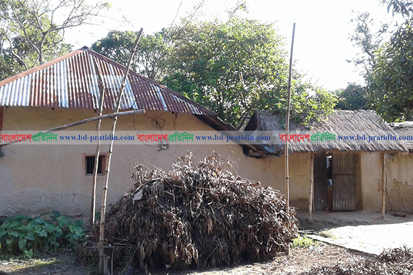 হারিয়ে যাচ্ছে গ্রামবাংলার ঐতিহ্যবাহী মাটির ঘর