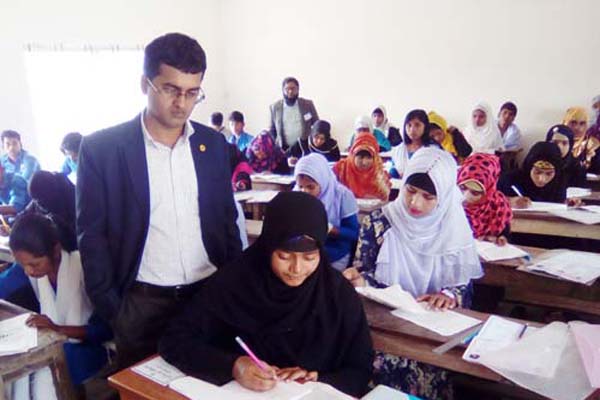 মায়ের লাশ বাড়িতে রেখে পরীক্ষা দিল সুমাইয়া

