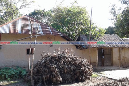 হারিয়ে যাচ্ছে গ্রামবাংলার ঐতিহ্যবাহী মাটির ঘর