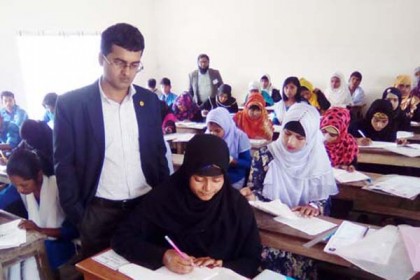মায়ের লাশ বাড়িতে রেখে পরীক্ষা দিল সুমাইয়া

