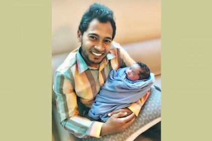 ছেলে কোলে বাবা মুশফিক
