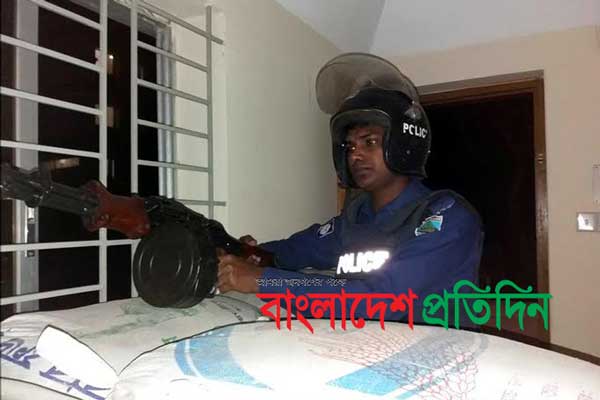 শিবগঞ্জ থানায় বালির বস্তা ফেলে নিরাপত্তা জোরদার
