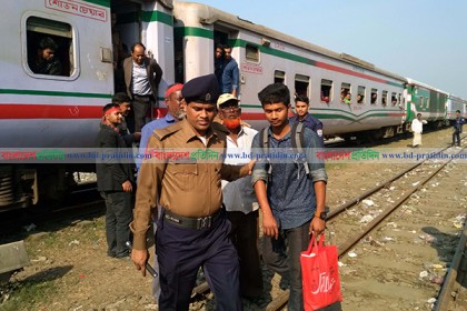 বিনা টিকিটে রেল ভ্রমণে ৪শ’ যাত্রীর জরিমানা