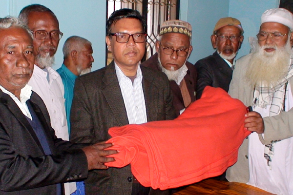 নওগাঁয় মুক্তিযোদ্ধাদের মাঝে কম্বল বিতরণ