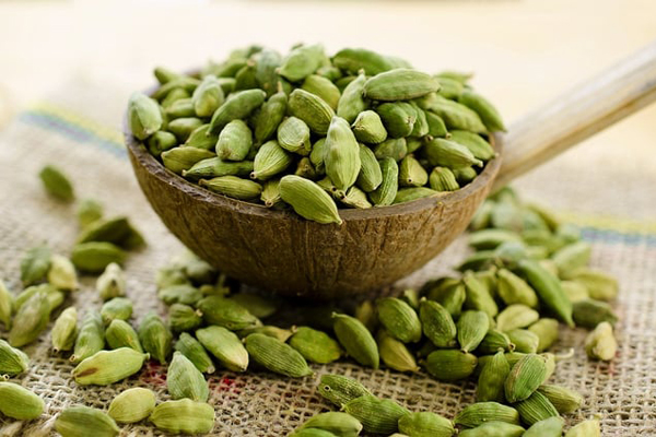 নিয়মিত এলাচ খেলে কমতে পারে যেসব অসুখ