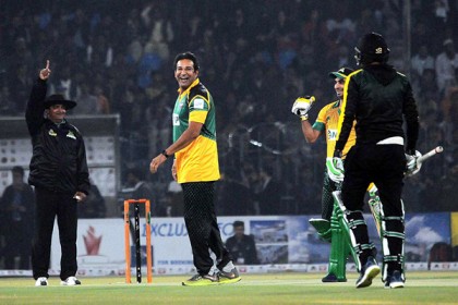 আবারও ২২ গজে ঝড় তুললেন ওয়াসিম আকরাম (ভিডিও)