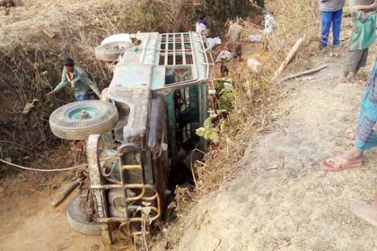 খাগড়াছড়িতে চাঁদের গাড়ি উল্টে এক নারী নিহত, আহত ৮