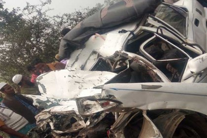 বাস-প্রাইভেটকার সংঘর্ষে একই পরিবারের তিনসহ নিহত ৫