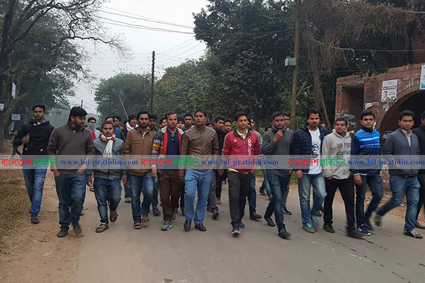 সতর্ক অবস্থানে জাবি ছাত্রলীগ, বিক্ষোভ মিছিল