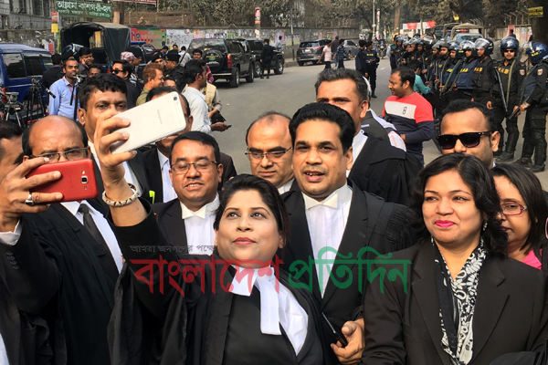 খালেদার রায়ের সাক্ষী হতে সেলফিবন্দী আইনজীবীরা 