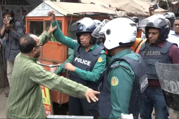 রায়ের পর খুলনায় বিএনপির বিক্ষোভ, পুলিশের ফাঁকা গুলি ও লাঠিচার্জ