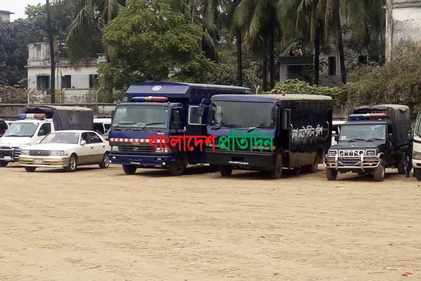 আদালত প্রাঙ্গণে দুটি প্রিজনভ্যান