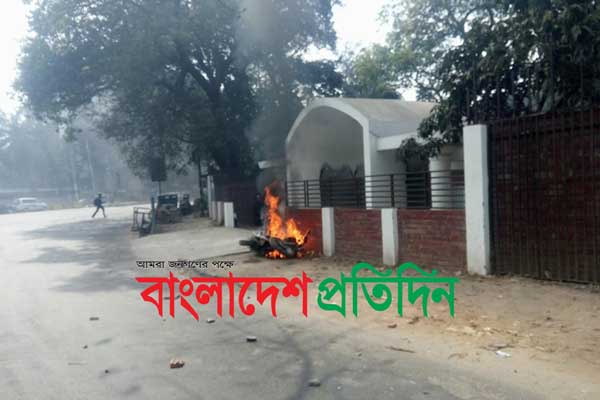 কাকরাইল মোড়ে মোটরসাইকেলে আগুন