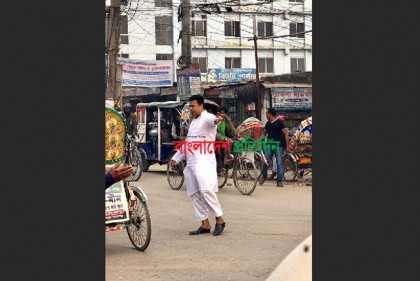 রাস্তায় ট্রাফিক পুলিশের ভূমিকায় নাসিক কাউন্সিলর
