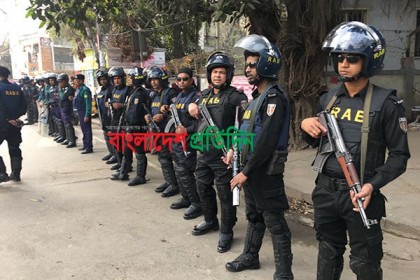 আদালতের বাইরে নিরাপত্তা জোরদার