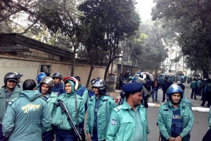 খালেদা জিয়ার বাসার সামনে অতিরিক্ত পুলিশ