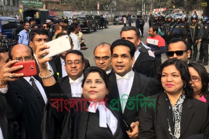 খালেদার রায়ের সাক্ষী হতে সেলফিবন্দী আইনজীবীরা 