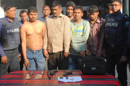 শাহজাদপুরে ছিনতাইকালে অস্ত্রসহ আটক ৪

