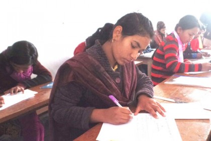 বাড়িতে বাবার লাশ রেখে পরীক্ষার হলে মেয়ে

