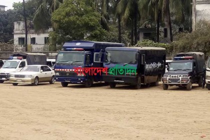 আদালত প্রাঙ্গণে দুটি প্রিজনভ্যান