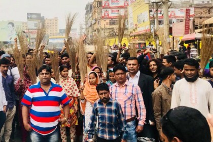 সাভারে লাঠি হাতে আ.লীগ নেতাকর্মীরা, সড়কে ঝাড়ু মিছিল