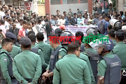 বরিশালে কড়া পুলিশ বেষ্টনীতে বিএনপির বিক্ষোভ, যুবদলের মিছিলে বাধা
