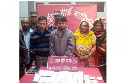 বেনাপোলে বিপুল পরিমাণ বিদেশি মুদ্রাসহ আটক ৫