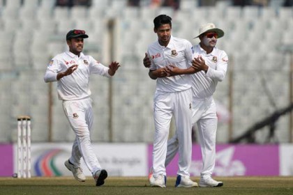 লঙ্কান শিবিরে মুস্তাফিজের জোড়া আঘাত