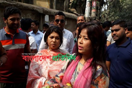 খালেদা জিয়ার জন্য ফল নিয়ে এলেন দুই নারী