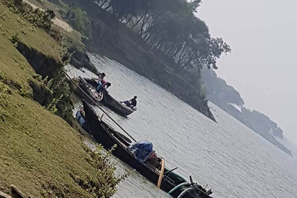 কোম্পানীগঞ্জে নদী থেকে অবৈধভাবে বালু উত্তোলনে ভাঙন ঝুঁকিতে সড়ক

