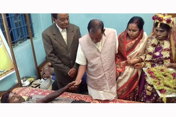 বউ ভাতে উপহারের বদলে রক্ত চাইলেন পাত্রের বাবা!