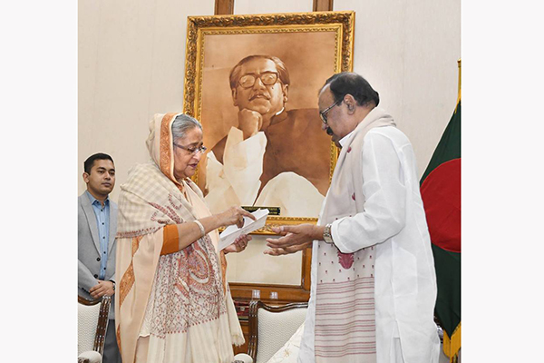 প্রধানমন্ত্রীর অনুদান পেলেন কাজী হায়াৎ