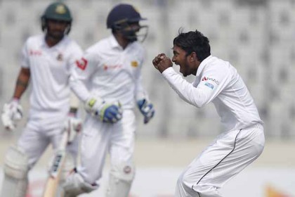 অভিষেকেই শ্রীলঙ্কার পক্ষে সেরা বোলিং ধনানঞ্জয়ার
