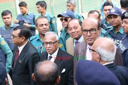 খালেদার সঙ্গে দেখা করতে কারাগারে ৫ আইনজীবী