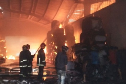 কেরানীগঞ্জে গোডাউন ও ছাপাখানায় ভয়াবহ আগুন