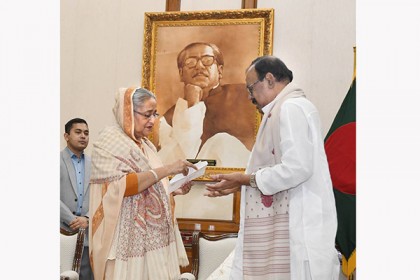 প্রধানমন্ত্রীর অনুদান পেলেন কাজী হায়াৎ