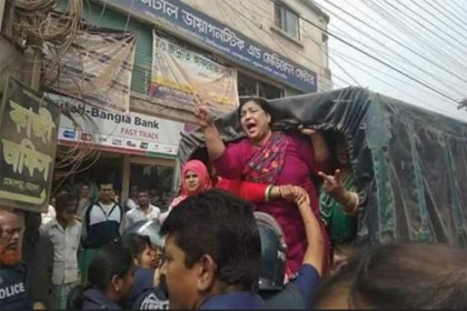 নেত্রকোনায় মহিলা দলের মিছিলে পুলিশের বাধা, আটক ৫