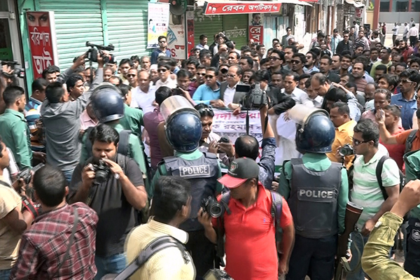 বরিশালে যুবদলের বিক্ষোভ মিছিলে পুলিশের বাধা 